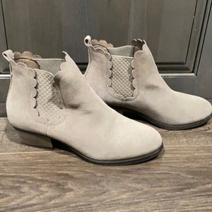 Skechers women’s boots. Size 8.gray.